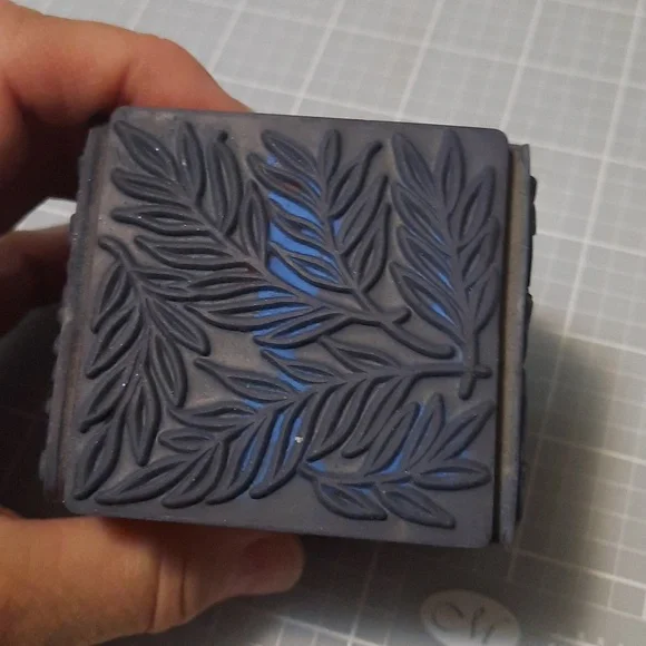 Foliate Texture Cube Rubber Stamp - Picture 3 of 5
